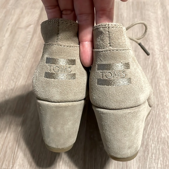 Tom’s Women’s Wedge Ankle Booties Size 6.5 Desert Sands Tan Suede Lace Up - Picture 6 of 13